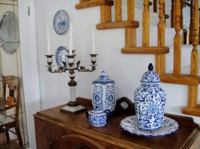 бело-голубая керамика в интерьере